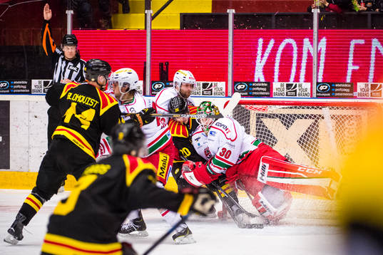 Linus Ullmark, målvakt i Modo, blir påkörd