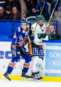Växjös Patrik Lundh tacklar Färjestads Oliver Kylington