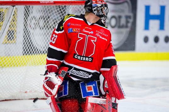 Örebros målvakt Julius Hudacek släpper in en puck och
