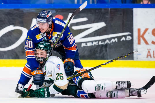 Växjös Sebastian Erixon trycker ner Färjestads Rasmus