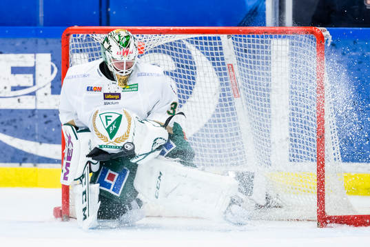 Färjestads målvakt Fredrik Pettersson Wentzel stoppar