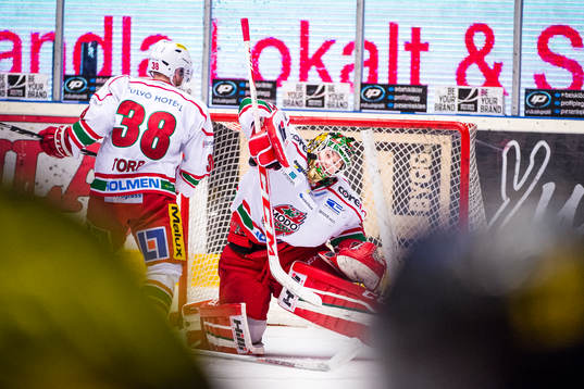 Linus Ullmark, målvakt i Modo, räddar skott