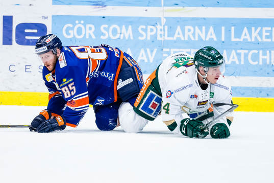 Växjös Liam Reddox och Färjestads Jesper Jensen ramlar