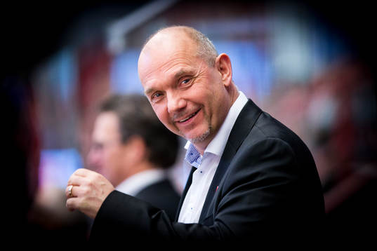 Örebros tränare Kent Johansson skrattar