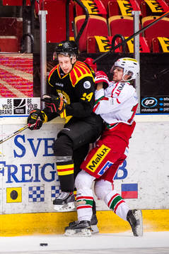 Brynäs David Westlund tacklas utav Modos Victor Öhman