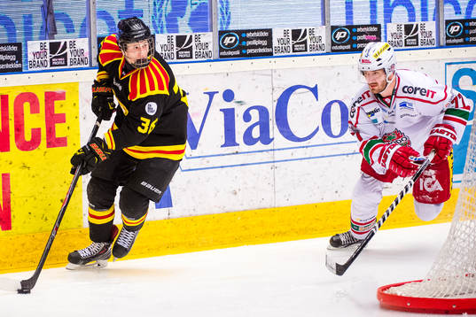 Brynäs Linus Ölund och Modos Travis Roche