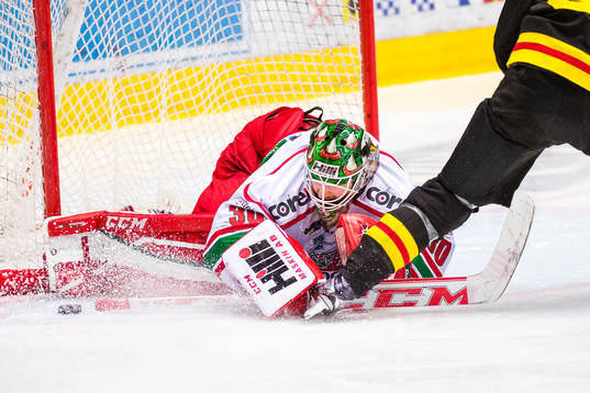 Linus Ullmark, målvakt i Modo, räddar skott