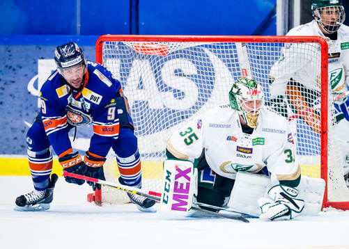 Växjös Josh Hennessy oroar framför Färjestads målvakt