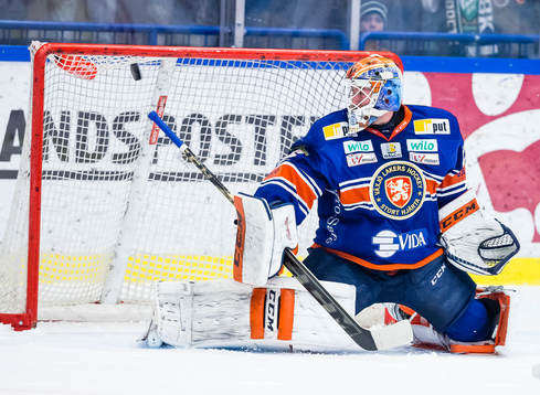 Växjös målvakt Stefan Steen styr undan pucken