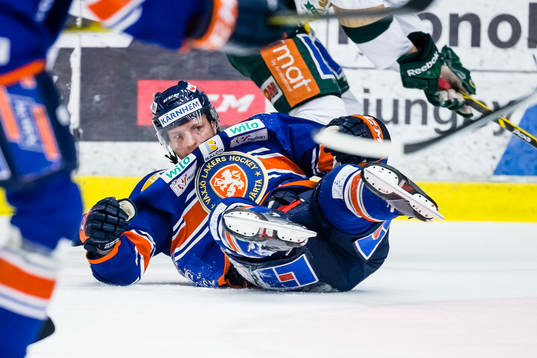 Växjös Nick Johnson ramlar