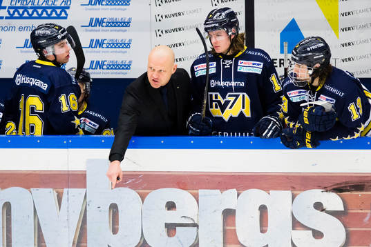 s tränare Andreas Johansson instruerar HV71:s Filip