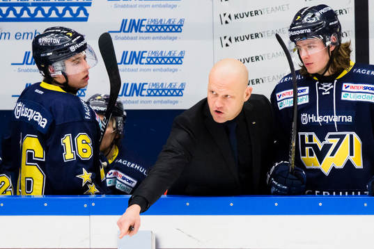 s tränare Andreas Johansson instruerar HV71:s Filip