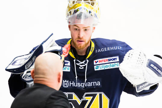 s tränare Andreas Johansson pratar med HV71:s målvakt