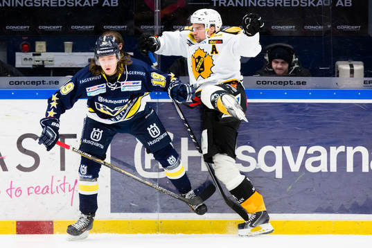 s Carl Persson tacklar Skellefteås Janne Pesonen