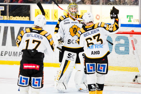Skellefteås Pär Lindholm, målvakt Erik Hanses och