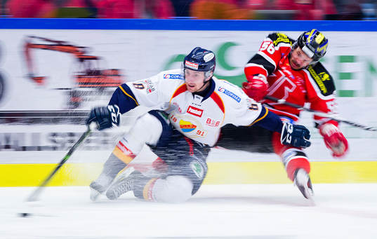 Djurgårdens Albin Lundin och Örebros Johan Wiklander i