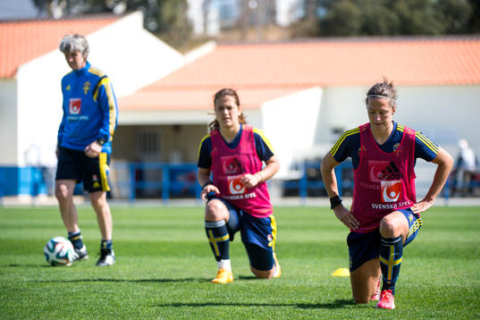 Sveriges förbundskapten Pia Sundhage, Marija Banusic och