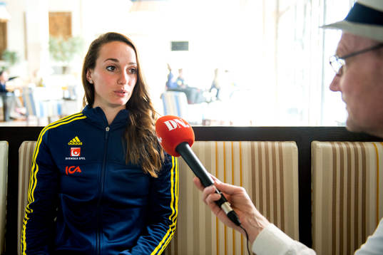 Sveriges Kosovare Asllani blir intervjuad