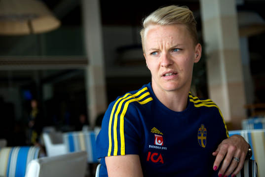 Sveriges Nilla Fischer blir intervjuad