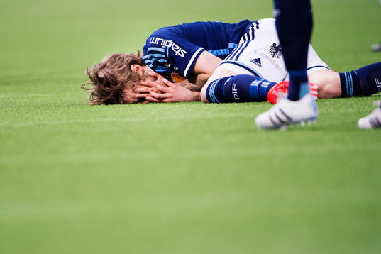 Djurgårdens Daniel Berntsen tar sig för ansiktet