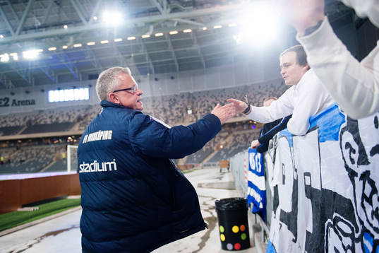 Norrköpings tränare Jan Andersson high fivear supportrar