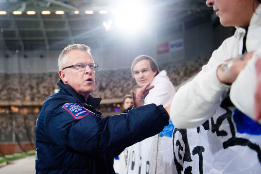 Norrköpings tränare Jan Andersson pratar med supportrar