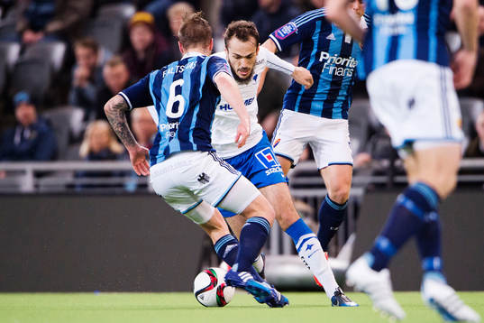 Norrköpings Emir Kujovic försöker ta sig förbi
