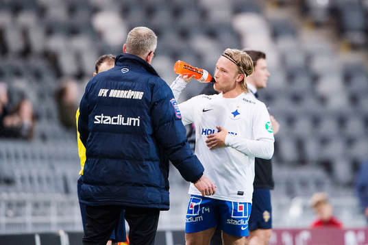 Norrköpings Nicklas Bärkroth pratar med tränare Jan