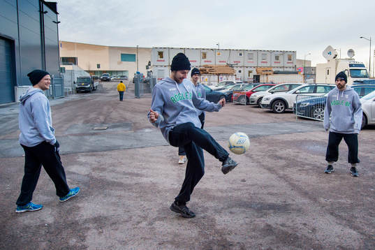 Rögles Ludvig Rensfeldt värmer upp med fotboll