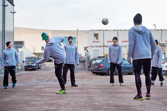 Rögles spelare lattjar med en fotboll