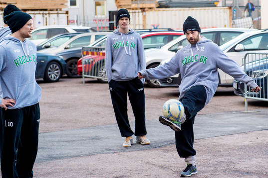 Rögles Jack Connolly lattjar med en fotboll