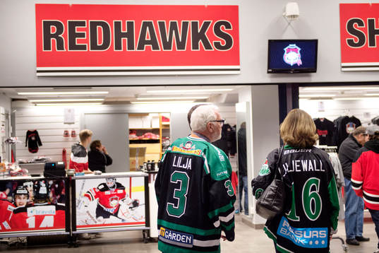 Två supportrar i Rögles Liljas och Liljewalls tröjor