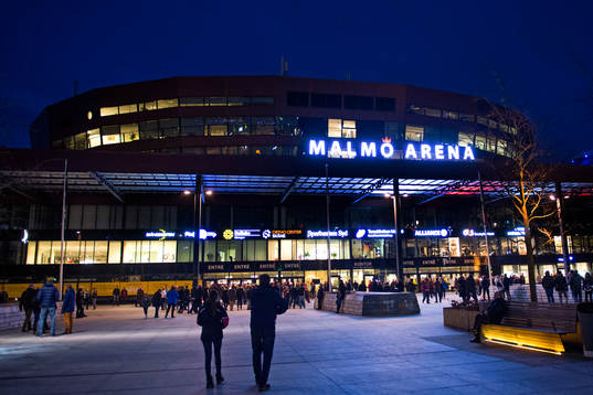 Åskådare strömmar till Malmö Arena och matchen i kvalet