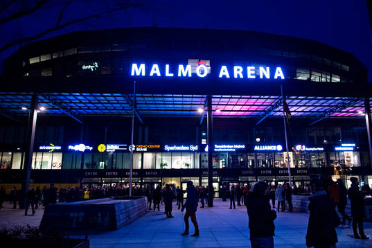 Åskådare strömmar till Malmö Arena och matchen i kvalet