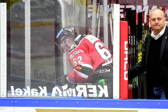 Malmö Redhawks Jens Jakobs lämnar isen haltandes