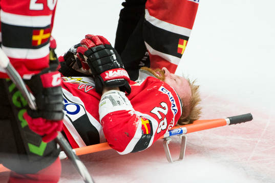 Malmö Redhawks Jens Olsson bärs ut på bår