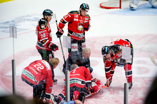Malmö Redhawks Jens Olsson bärs ut på bår
