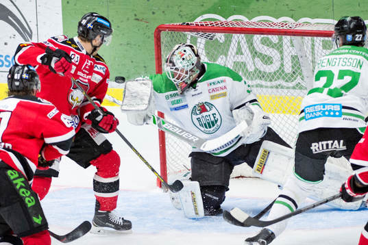 Malmö Redhawks Björn Svensson har läge framför Rögles