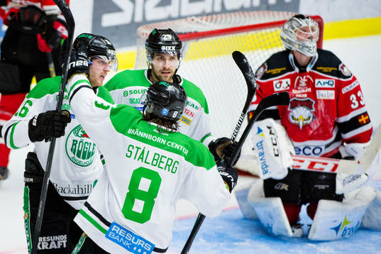 Rögles Christopher Liljewall kramas om av Sebastian