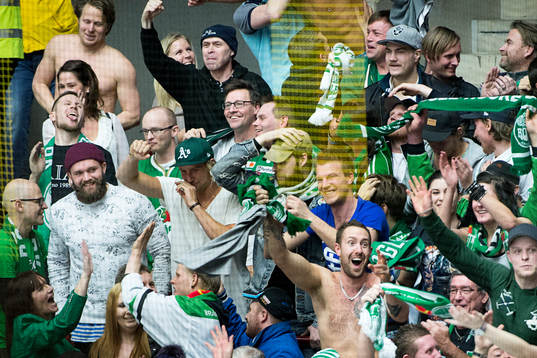 Rögles supportrar firar på läktaren
