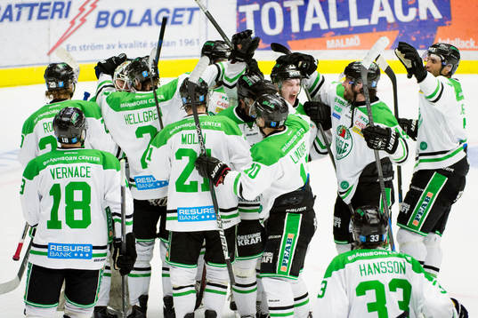 Rögles spelare med Rasmus Bengtsson vänd mot kameran