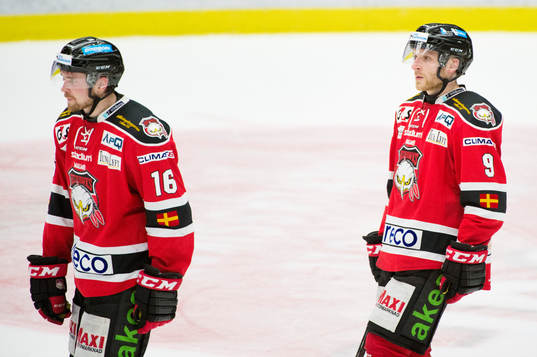 Malmö Redhawks Magnus Häggström och Frederik Storm deppar