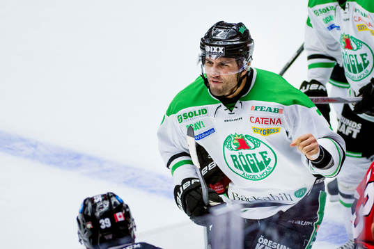 Rögles Andre Deveaux  jublar