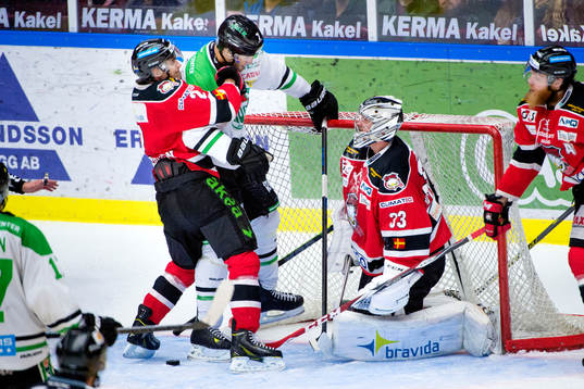 Malmö Redhawks Nils Andersson håller undan Rögles Andre