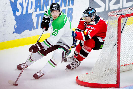 Rögles Calle Rosén jagas av Malmö Redhawks Fabian