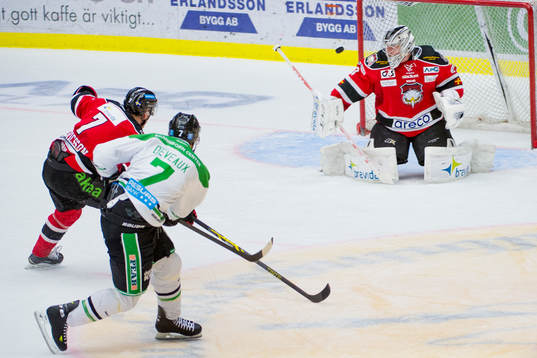 Rögles Andre Deveaux  gör 2-2 bakom Malmö Redhawks