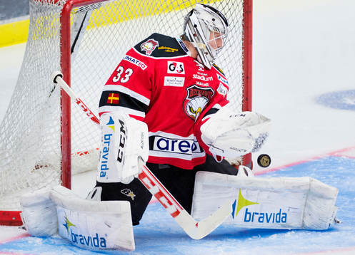 Malmö Redhawks målvakt Niko Hovinen räddar