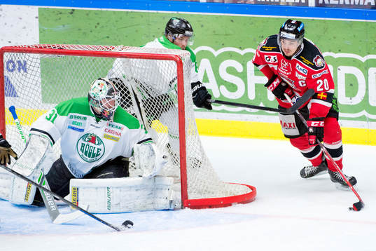 Malmö Redhawks Henrik Hetta rundar kassen och kommer fri