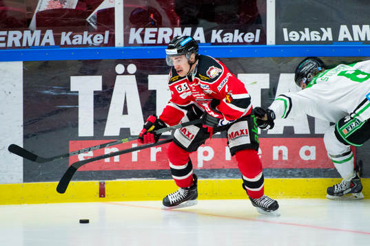 Malmö Redhawks Nils Andersson jagas av Rögles Sebastian