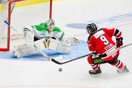 Malmö Redhawks Frederik Storm kommer fri mot Rögles